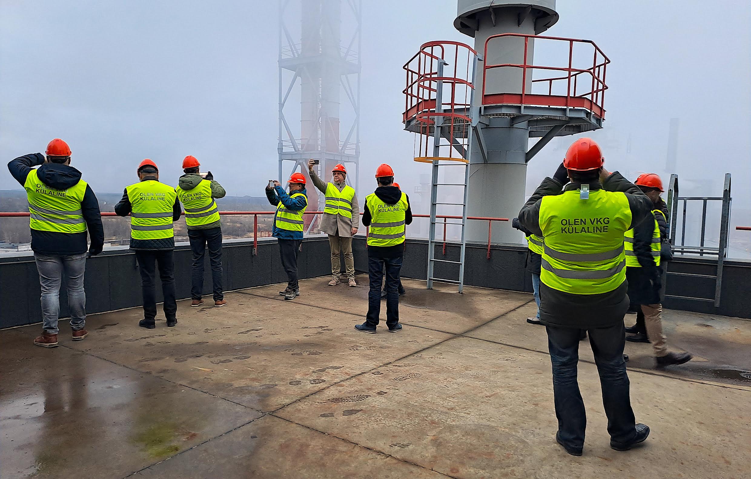 Kohustuslik vorm ettevõtte territooriumil ringi liikumiseks: OLEN VKG KÜLALINE. Fotod: LIANA ALLAS